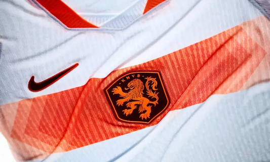 STÜSSY X NETHERLANDS 2026 EXCLUSIVE JERSEY - 65% WK KORTING!