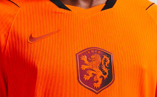 STÜSSY X NETHERLANDS 2026 EXCLUSIVE JERSEY - 65% WK KORTING!