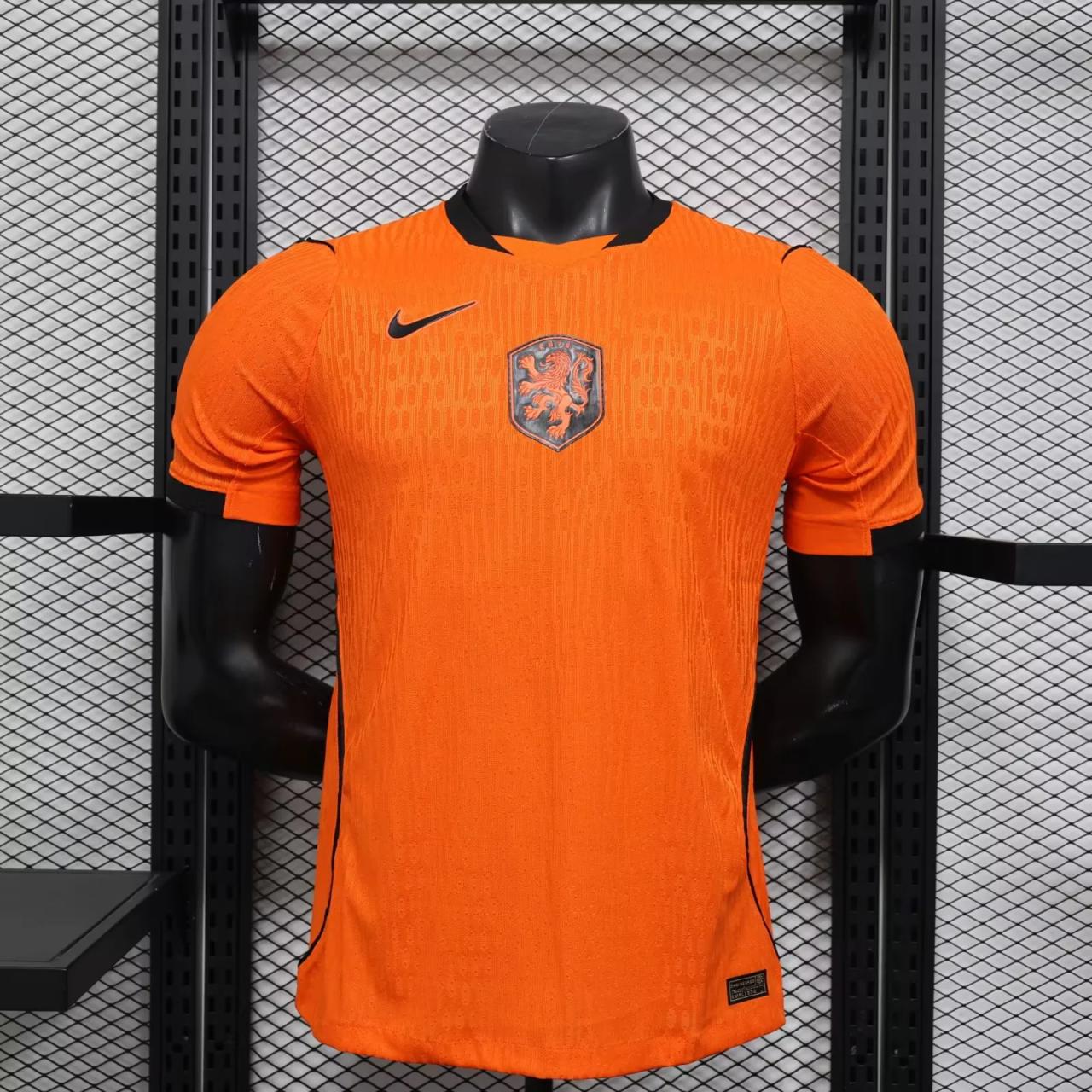 STÜSSY X NETHERLANDS 2026 EXCLUSIVE JERSEY - 65% WK KORTING!