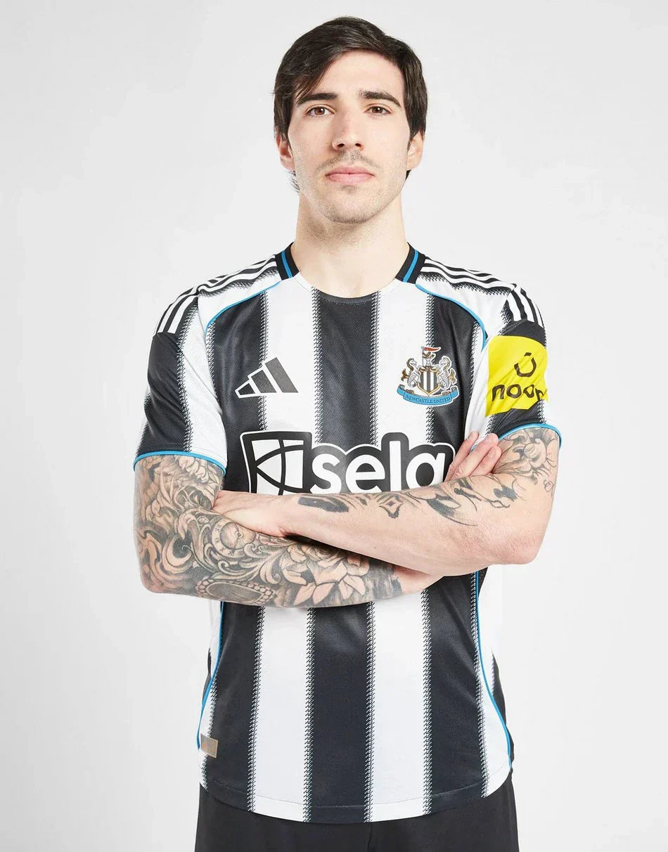 NEWCASTLE UNITED FC 2025/26 THUISSET